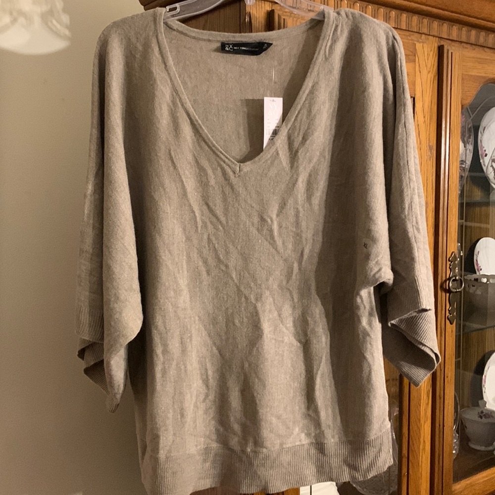 Gray Mid-sleeve Sweater.